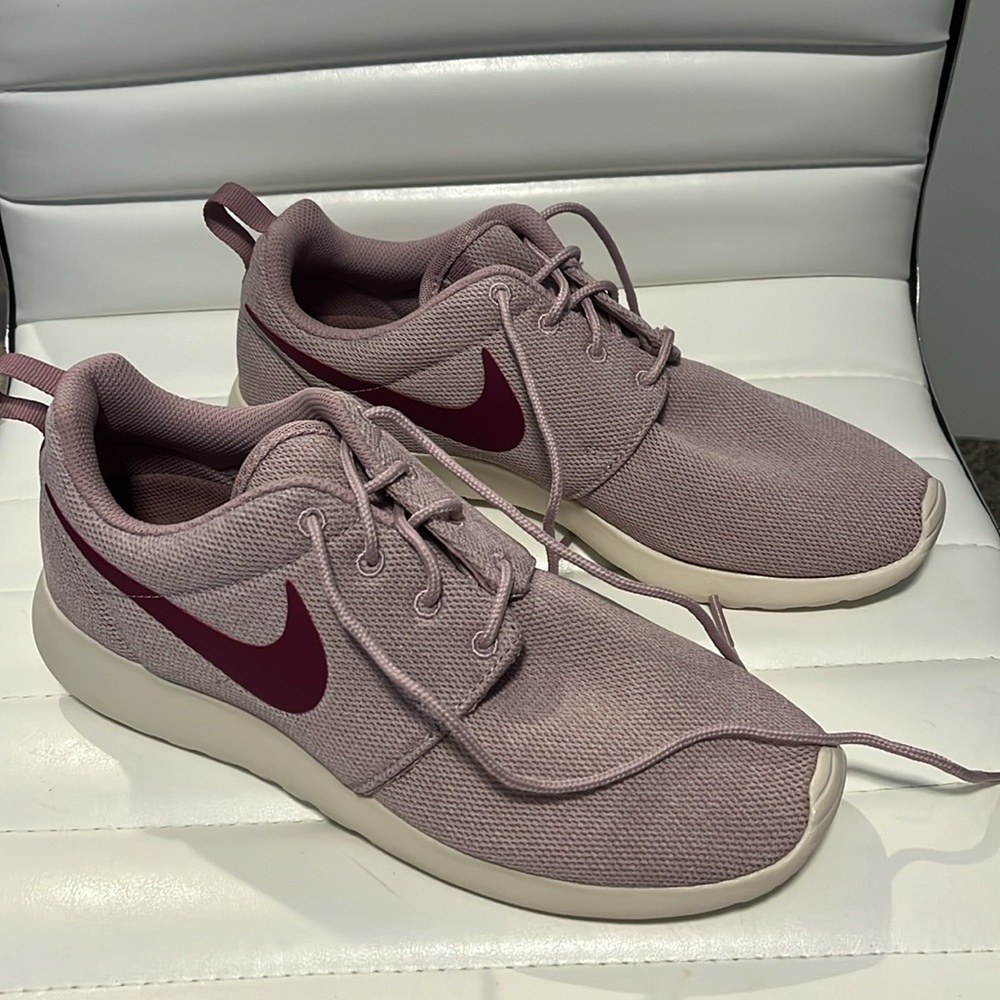 NWOT Nike Roshe One. - Picture 2 of 5